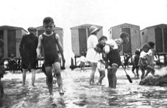 Bathing-Machines-on-Pelham-Beach.-1918